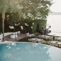 Vista de alberca, jardín y lago