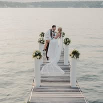 Damas y novios en el muelle