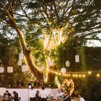 Pareja de novios en el muelle